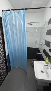 Koupelna v ubytování Mali Homestays