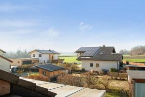 un grupo de casas con paneles solares en sus tejados en Horst en Perach