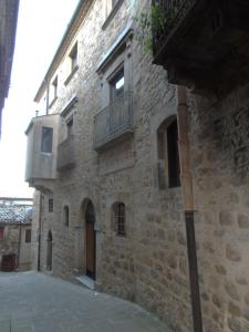 ein Steingebäude mit einem Balkon auf der Seite in der Unterkunft GRAZIA’S HOUSE in Mistretta