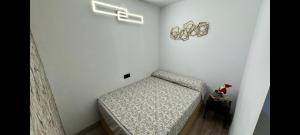 Postel nebo postele na pokoji v ubytování A ESTRENAR PRECIOSOS APARTAMENTOS APARTHOTEL INTER2, NEW APARTMENTS lN APARTHOTEL 12 months open! self check in! RESERVA Garaje!