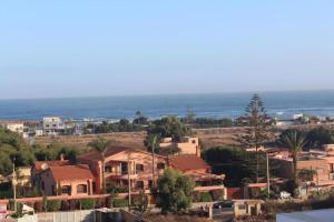 una ciudad con casas y el océano en el fondo en MOHAMMEDIA 101, en Mohammedia