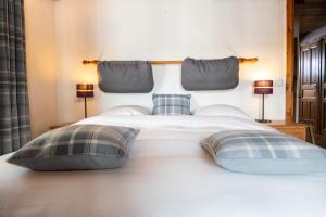 1 dormitorio con 1 cama con 2 almohadas en Bel appartement au coeur du village en Megève