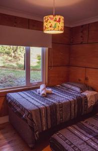 Tempat tidur dalam kamar di Casa loft con opción de tina temperada
