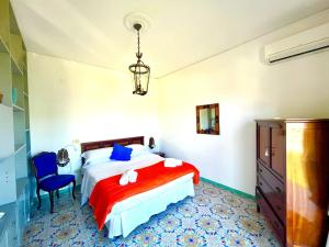 une chambre avec un lit, une chaise et un miroir dans l'établissement Bright 3 Bedrooms Apartment with Seaview Balcony, à Sorrente