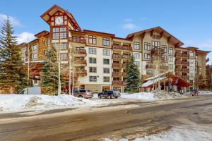 un grande edificio con una torre dell'orologio di fronte di Passage Point 506 a Copper Mountain