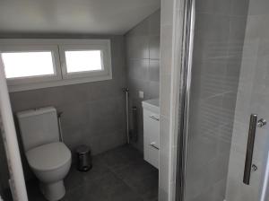 アランソンにあるla maison du bonheurのトイレと窓のあるバスルーム +9枚の写真