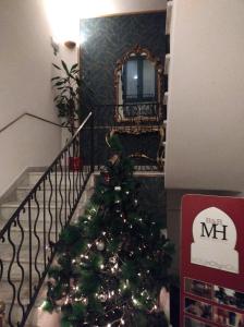 a christmas tree on the floor of a staircase at B&B Mini Hotel Incity in Salerno