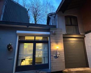 斯帕Chambre chez Françoise的房屋前门,带车库