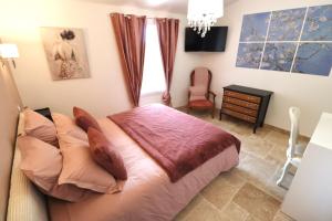 Ένα ή περισσότερα κρεβάτια σε δωμάτιο στο Chambres d'Hôtes au Mas de Cadoule +35 φωτογραφίες