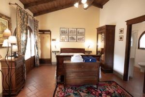 1 dormitorio con 1 cama, vestidor y lavamanos en Agriturismo Borgo Santa Lucia, en Castiglion Fiorentino