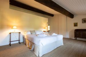 a bedroom with a large white bed in a room at La Maison des Vendangeurs in Argelès-sur-Mer +16 photos