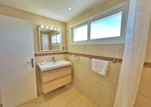 Kúpeľňa v ubytovaní SKOL 933 Fantastic two bedrooms on the 9th floor with amazing sea views