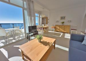 Posedenie v ubytovaní SKOL 933 Fantastic two bedrooms on the 9th floor with amazing sea views