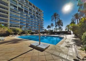 Bazén v ubytovaní SKOL 933 Fantastic two bedrooms on the 9th floor with amazing sea views alebo v jeho blízkosti