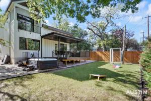 um quintal com um grelhador e uma mesa de piquenique em Luxurious Modernism with Private Hot Tub and Garage em Austin