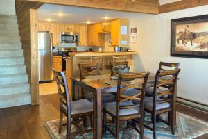 cocina y comedor con mesa y sillas en Golf Creek 32 en Teton Village