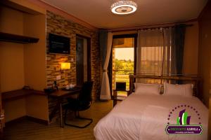 Postel nebo postele na pokoji v ubytování Amicus Hotel Kampala + 21 fotografií