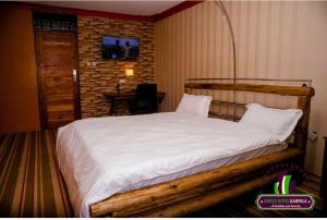 Ein Bett oder Betten in einem Zimmer der Unterkunft Amicus Hotel Kampala