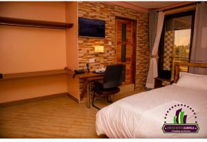 Ein Bett oder Betten in einem Zimmer der Unterkunft Amicus Hotel Kampala