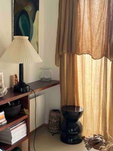 una lampada seduta accanto a una finestra con tenda di Design One bedroom with balcony a Bidart Altre 4 foto