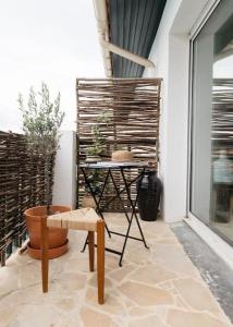 un patio con sedia, tavolo e piante di Design One bedroom with balcony a Bidart