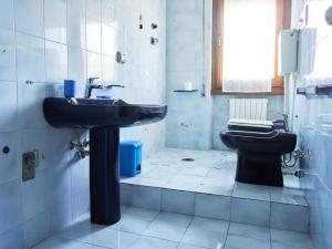 a bathroom with a sink and a toilet at A casa di Titti Arezzo in Arezzo