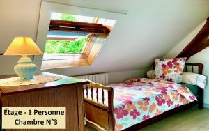 um pequeno quarto com uma cama e uma janela em Les Longères de Belle Vue - à 30' du Parc de Loisir du PAL em Bourbon-Lancy