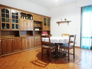 a dining room with a table and chairs in a room at A casa di Titti Arezzo in Arezzo