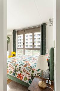 1 dormitorio con 1 cama y 1 mesa con lámpara en The Tropical Place, en Milán