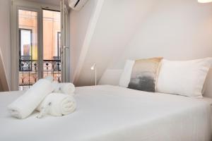リスボンにあるLive like a local @ Casa da Esquina - Wifi & A/Cの白いベッドルーム(タオル付きのベッド付)