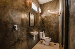 Ванная комната в Canggu Apartments: Studio+Kitchen / Batu Bolong-A1
