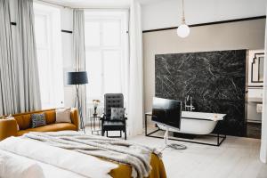Postel nebo postele na pokoji v ubytování Small Luxury Hotel Altstadt Vienna