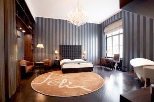 Postel nebo postele na pokoji v ubytování Small Luxury Hotel Altstadt Vienna