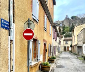 a ne pas entrer de signe sur le côté d'un bâtiment dans l'établissement La Traverse - au pied de la Cité Médiévale - Clim et terrasse, à Carcassonne