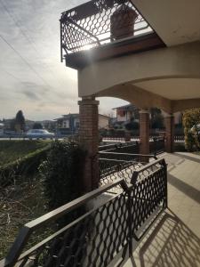 un porche con barandilla metálica y un puente en Casa dei Demi, en Pieve di Soligo