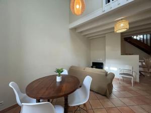 un salon avec une table et un canapé dans l'établissement La Traverse - au pied de la Cité Médiévale - Clim et terrasse, à Carcassonne