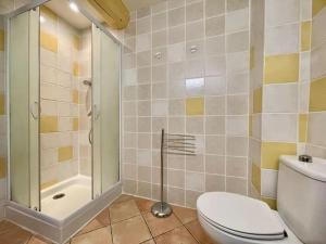 une salle de bain avec toilettes et douche dans l'établissement La Traverse - au pied de la Cité Médiévale - Clim et terrasse, à Carcassonne 14 autres photos