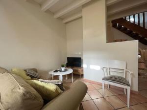 un salon avec un canapé et une table dans l'établissement La Traverse - au pied de la Cité Médiévale - Clim et terrasse, à Carcassonne