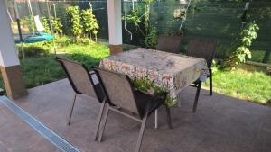 mesa con 4 sillas y mesa con mantel en Tea House Samokov, en Samokov