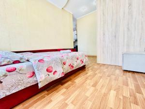 Schlafzimmer mit einem Bett und Holzboden in der Unterkunft Kholodnaya gora in Kharkov