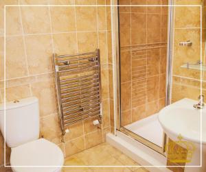 een badkamer met een toilet, een douche en een wastafel bij The Old Crown Coaching Inn in Faringdon