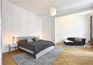 1 dormitorio blanco con 1 cama y 1 silla en Luxurious, 2 min to Casino and Römertherme en Baden