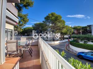 普拉加德阿罗Saromar III的阳台配有椅子和街道