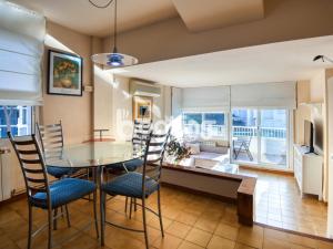 普拉加德阿罗Saromar III的配有玻璃桌椅的餐厅