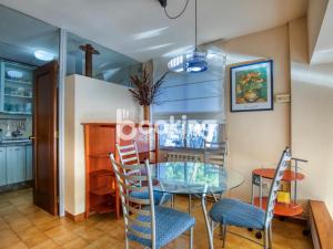 普拉加德阿罗Saromar III的配有玻璃桌椅的餐厅