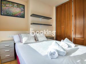 普拉加德阿罗Saromar III的卧室里有一张床，床单和枕头都是白色的