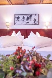 Dos camas en una habitación de hotel con una pila de fruta en Hotel Sonnenheim, en Sankt Anton am Arlberg