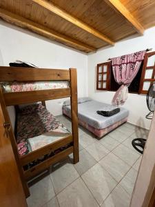 a bedroom with two bunk beds in a room at Cabañas Vacaciones Copadas VC in Puerto Iguazú