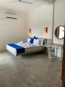 a bedroom with a large bed and a mirror at Eton Villa in Dickwella