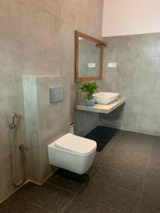 La salle de bains est pourvue de toilettes et d'un lavabo. dans l'établissement Eton Villa, à Dikwella